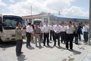 景泰縣四大領(lǐng)導(dǎo)班子一行蒞臨景泰金龍化工建材公司參觀考察