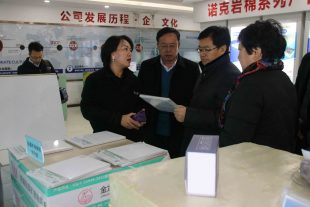 白銀市市長張旭晨、景泰縣縣委書記李作璧、縣長張文玲等一行領導對金龍建材視察指導工作